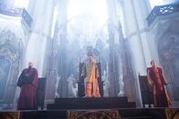 Last Knights - Die Ritter des 7. Ordens – In der Mitte: Emperor (Payman Maadi)