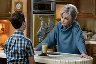 Young Sheldon – Sheldon Cooper (Iain Armitage, l.); Connie "Meemaw" Tucker (Annie Potts, r.)