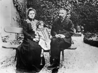 Marie Curie – Marie und Pierre Curie mit Tochter Irene.