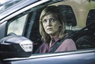 Tatort – Judith Kovacic (Laura Tonke) kommt vor der Schule ihres verschwundenen Sohns an.