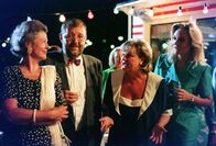 Kaisermühlen Blues – (v.li.) Helma Gautier (Wilma Gneisser), Götz Kauffmann (Rudi Gneisser), Marianne Mendt (Gitti Schimek), Claudia Androsch (Sabine Leitner).