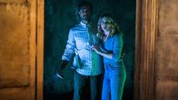 Ghosts – v.li.: Utkarsh Ambudkar als Jay, Rose McIver als Samantha