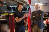 Focus – Als der Hochstapler Nicky einen Auftrag des Motorsport-Milliardärs Rafael Garriga (Rodrigo Santoro, l.) annimmt, ahnt er nicht, dass dessen Sicherheitschef Owens (Gerald McRaney, r.) ein großes Geheimnis hütet ...