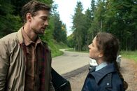 Höllgrund – Der Typ ist eindeutig zu schnell gefahren und aufmüpfig ist er auch noch. Irgendwann wird Polizistin Tanja (Lou Strenger) allerdings klar, dass es sich um den neuen Arzt von Höllgrund, Fabian (August Wittgenstein) handelt.