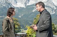 Der Bergdoktor – Paul Ebert (Johannes Franke, l.) bleibt nur noch wenig Zeit. Er hat eine große Bitte an Martin Gruber (Hans Sigl, r.).