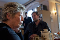 Der letzte Bulle – Frau Kowalski (Brigitte Janner, l.) kann es nicht glauben: Ihr Mann soll laut Mick (Henning Baum, r.) seinen Firmenchef entführt haben, während sie im Krankenhaus lag ...