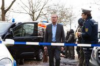 Labaule und Erben – Nach einer Idee von Harald Schmidt Als Wolfram (Uwe Ochsenknecht) morgens zum Verlag kommt, ist der durch eine Bombendrohung völlig lahmgelegt.