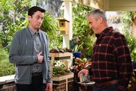 Man with a Plan – Lowell (Matt Cook, l.); Adam Burns (Matt LeBlanc, r.)