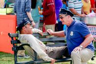 Modern Family – (v.li.) Jordan Peele (Derrick), Ed O'Neill (Jay Pritchett).