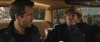 R.I.P.D. - Rest in Peace Department – Neuling Nick (Ryan Reynolds, l.) wird von seinem erfahrenen Partner Roy (Jeff Bridges, r.) ausgiebig gemustert.