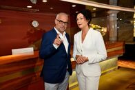 Das Traumschiff – Roland (Jophie Ries) möchte mit Hilfe von Hanna (Barbara Wussow) seine Frau Ilona beeindrucken.