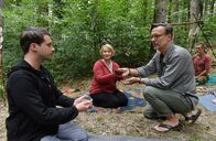 WaPo Bodensee – Timo Gruber (Thimo Meitner, l.), Nele Fehrenbach (Floriane Daniel, 2.v.l.), und Dr. Johannes Ringwald (Ingo Abel, r.) bei der Ayahuasca-Session. Ist bei der letzten etwas schief gelaufen?