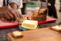 Nelson Müller – Sternekoch Nelson Müller führt durch den Dschungel der Ernährungs-Tipps: Er zeigt, welche Öle wozu gut und gesund sind. Und bei welchen Produkten der Lebensmittelindustrie Vorsicht angesagt ist.