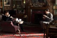 Sherlock – Alles eine Frage des Stils: Die Erzfeinde Sherlock (Benedict Cumberbatch, li.) und Moriarty (Andrew Scott) belauern sich bei einer guten Tasse Tee.