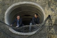 Scorpion – Während Cabe (Robert Patrick, l.) und Walter (Elyes Gabel, r.) darum kämpfen, die Wasserreserven von Los Angeles zu retten, versucht Sylvester, einen möglichen Wähler von sich zu überzeugen ...