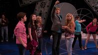 iCarly – Vorne, v.li.: Freddie Benson (Nathan Kress), Carly Shay (Miranda Cosgrove), Sam Puckett (Jennette McCurdy), Leslie (Jeff Lorch), Ginger Fox (Betsy Rue)