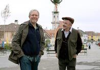 Der Winzerkönig – In Rust steht das große Weinfest vor der Türe. Georg Plattner, der Chef der Winzergenossenschaft, hat dieses organisiert und dabei wie zufällig Thomas Stickler (Harald Krassnitzer, links) vergessen. Thomas sieht darin einen klar geplanten Bosheitsakt gegen ihn und seinen Betrieb. Also rüstet er zu Gegenmaßnahmen und organisiert seine eigene Weinverkostung mit Tombola und anderen Events. Der Hauptpreis soll ein Rundflug mit Blasius' (Branko Samarovski, rechts) Kleinflugzeug sein.