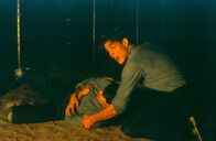 Das Philadelphia Experiment – Die Matrosen David Herdeg (Michael Paré, o.) und Jim Parker (Bobby di Cicco) nehmen am Philadelphia Experiment der US Navy teil, bei dem ein System zur Vermeidung von Radarentdeckung entwickelt werden soll. Der erste Test gelingt, doch sie verschwinden ebenfalls in einem Raumzeit-Kontinuum und wachen 41 Jahre später in einer Wüste auf. Dort geraten sie in echte Schwierigkeiten.