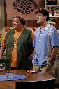 Two and a Half Men – Versuchen Alan zu verstehen: Charlie (Charlie Sheen, r.) und Berta (Conchata Ferrell, l.) ...