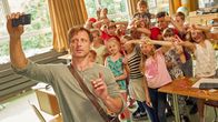 Der Lehrer – Stefan Vollmer (Hendrik Duryn) versucht die Klasse zu bändigen. Mit einem Selfie gelingt es.