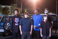 Fresh off the Boat – v.l.n.r.) Eddie Huang (Hudson Yang); Trent (Trevor Larcom); Walter (Prophet Bolden); Barefoot Dave (Evan Hannemann); Brian (Dash Williams)
