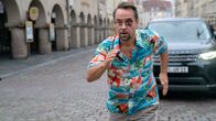 Tatort – Es ist keine Einbildung: Prof. Boerne (Jan Josef Liefers) wird von einem schwarzen SUV verfolgt. Er versucht den Wagen abzuhängen.