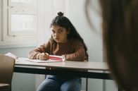 Farah – Die syrische Farah (Perla Atik) ist die Außenseiterin in der Klasse.