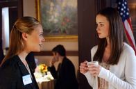 Gilmore Girls – Bei einem Schülervertreter-Treffen sucht sich Paris (Liza Weil, l.) sofort einen Verehrer, während Rory (Alexis Bledel, r.) dauernd an Jess denken muss ...