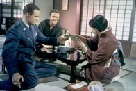 Sayonara – Bei einem Besuch im Haus seines Ordonnanzoffiziers Joe Kelly (Red Buttons, Mi.) und dessen Frau Katsumi (Miyoshi Umeki, re.) bemerkt Major Lloyd Gruver (Marlon Brando, li.), wie sehr Kelly sich an Katsumis Lebensweise angepasst hat.