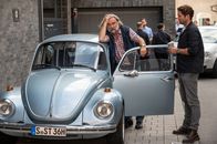 SOKO Stuttgart – Als der Inhaber einer traditionsreichen Schokoladenfabrik erstochen aufgefunden wir, ist Bernhard "Balu" Völk (Andreas Windhuis, l.) am Boden zerstört. Der sonst lustige und leutselige Typ führt seit vielen Jahren täglich Besuchergruppen durch die Produktionsräume von "Schoko Seitz". Was wird nun aus ihm? Kriminalkommissar Jo Stoll (Peter Ketnath, r.) hakt nach, wieso Balus auffälliges Auto während der Tatnacht vor der Schokoladenfabrik stand – und das obwohl er sich für den Arbeitstag krankgemeldet hatte.