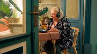 Rote Rosen – Gisela (Martina Eitner-Acheampong) spricht in ihrem Podcast über die verschiedenen Arten der Liebe, und ahnt nicht, wie ihre Worte die Menschen um sie herum berühren.