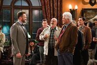 The Great Indoors – Jack Gordon (Joel McHale, l.); Mather (Barry Bostwick, r.)
