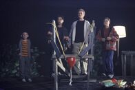 Malcolm mittendrin – v.l.n.r) Dewey (Erik Per Sullivan), Reese (Justin Berfield), Francis (Christopher Masterson) und Malcolm (Frankie Muniz) sind gespannt, ob ihr Geschoss am vorgesehenen Zielort einschlägt ...