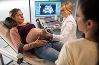 In aller Freundschaft – Lana Moschs (Katrin Jaehne, li.) Geburtstermin ist seit einer Woche überfällig. Dr. Ina Schulte (Isabell Gerschke, mi.) und Schwester Arzu (Arzu Bazman, re.) betreuen sie nun engmaschig. Doch irgendetwas verhindert Lanas Vorfreude auf das Baby.