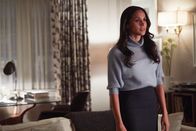 Suits – Rachel (Meghan Markle) steht hinter Mike und sichert ihm ihre Unterstützung zu. Nicht nur privat, sondern auch beruflich sind die beiden ein starkes Team.