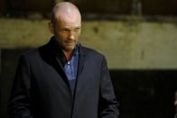 24: Legacy – Eigentlich erhofft sich Eric von Gabriel (Andrew Howard), den möglichen Aufenthaltsort der Terroristengruppe zu erfahren. Doch Gabriels vertraut ihm noch nicht ...