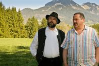 Die Rosenheim-Cops – Kommissar Korbinian Hofer (Joseph Hannesschläger, re.) ahnt, dass Ernst Golling (Dieter Kurt Fischer, li.) nur die halbe Wahrheit sagt.