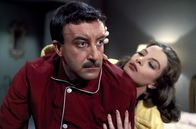Der rosarote Panther – Inspektor Clouseau (Peter Sellers) und seine Frau Simone (Capucine).; ONE DER ROSAROTE PANTHER, "The Pink Panther" Uhr. Inspektor Clouseau (Peter Sellers) und seine Frau Simone (Capucine).
