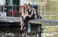 jerks. – Emily (r.) lässt sich von Pheline (l.) trösten, als sie von Christian bitter enttäuscht wird. Währenddessen plant der, ihr einen Antrag zu machen. Blöd nur, dass sich der sündhaft teure Ring plötzlich in Muriel befindet ...