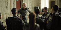 neoriginal: Borders – Nach dem vereitelten Terroranschlag bedankt sich Kommandant Versano (Shalom Michaelshvili, M.) bei den Grenzschützern, die an dem Einsatz beteiligt waren.
