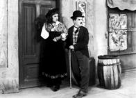 Der große Diktator – Der jüdische Friseur (Charles Chaplin) und die junge Wäscherin Hannah (Paulette Goddard) aus dem Ghetto