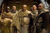Stargate – Gerak (Louis Gossett Jr., mi.) und seine Männer treffen im SGC ein...