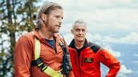 Die Bergretter – Markus (Sebastian Ströbel, l.) hatte sich seinen freien Tag auch anders vorgestellt und sucht Trost bei Michi (Robert Lohr, r.).