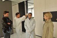 SOKO Stuttgart – Benedikt Förster (Florian Wünsche, 2.v.l.) demonstriert an Jan Arnaud (Mike Zaka Sommerfeldt, 2.v.r.) wie der Täter zugeschlagen haben muss. Martina Seiffert (Astrid M. Fünderich, r.) und Jo Stoll (Peter Ketnath, l.) folgen der Demonstration aufmerksam.