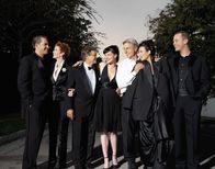 Navy CIS – (3. Staffel) - Die Mitglieder des Naval Criminal Investigation Service: Tim McGee (Sean Murray, r.), Dr. Donald Mallard (David McCallum, 3.v.l.), Jenny Shepard (Lauren Holly, 2.v.l.), Anthony DiNozzo (Michael Weatherly, l.), Abby Sciuto (Pauley Perrette, M.), Leroy Gibbs (Mark Harmon, 3.v.r.) und Ziva David (Cote de Pablo, 2.v.r.) ...