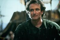 Hook – Die Jahre vergingen und Peter Pan (Robin Williams) wurde erwachsen. Eigentlich hat er als Familienvater, der fest im Leben steht, mit seiner Vergangenheit abgeschlossen. Doch ein alter Bekannter führt ihn zurück ins magische Nimmerland.