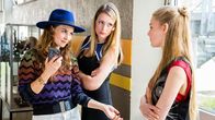 Der Lehrer – Hanna (Vita Tepel, l.) erzählt Ramona (Dana Theis) und Celine (Olivia Burkhart, r.), dass sie eine Party plant.