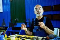 Löwenzahn Classics – Peter (Peter Lustig) hat seine Leidenschaft für das Puppentheater entdeckt. Hier hat er sich für eine Schattentheatervorführung eine Menschenkette aus Papier ausgeschnitten.
