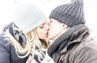 Sturm der Liebe – Alicia (Larissa Marolt, l.) träumt, dass Viktor (Sebastian Fischer, r.) sie immer noch liebt.