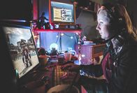 Dead Pixels – Meg (Alexa Davies) will sich mit allen Mitteln gegen die Besetzung des "Tanadaal" zur Wehr setzen.